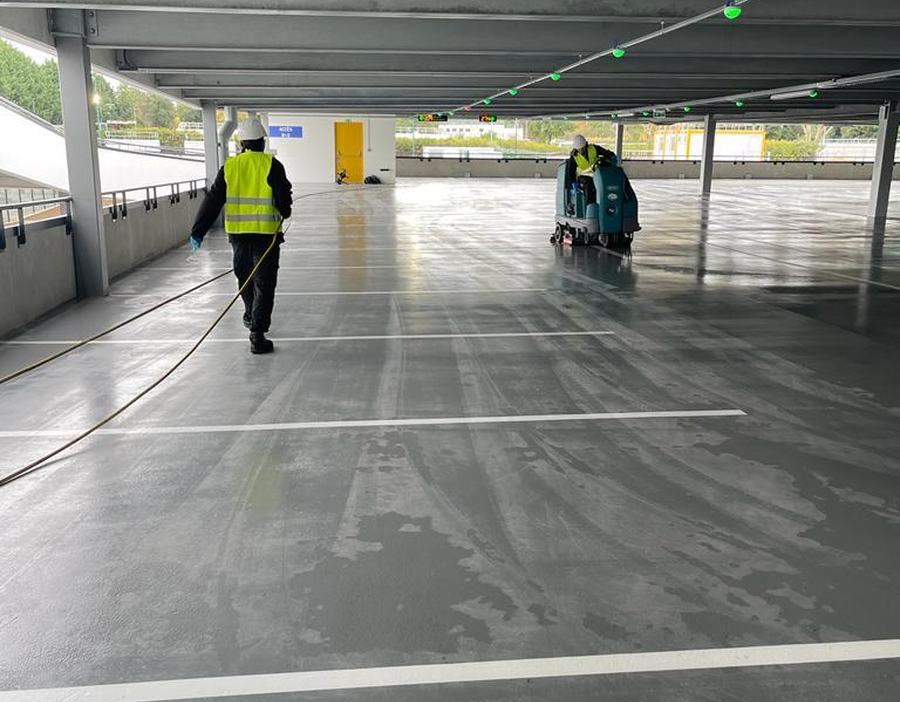 Nettoyage mécanisé d'un parking par les équipes 3L Services
